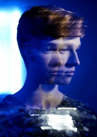 смотреть Блестки в голубой комнате (2019)